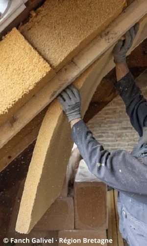 Isolation d'une toiture avec l'isolant biosourcé en laine de bois